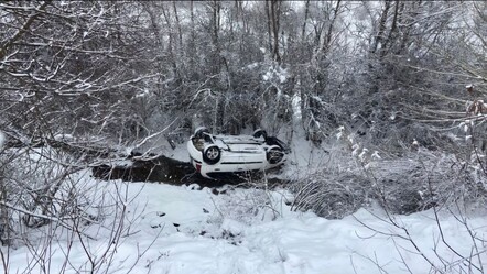 Kar nedeniyle feci kaza! Dereye uçan otomobilden sağ kurtuldu - gundem