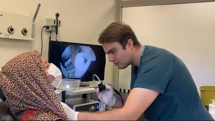 Görülmemiş kaza! Boğazına saplanan iğne ameliyatla çıkarıldı - gundem