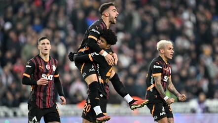 Sivasspor-Galatasaray maçında 5 gol, 1 kırmızı, 1 penaltı! Aslan, Fenerbahçe'yle farkı 6'ya çıkardı - haberler