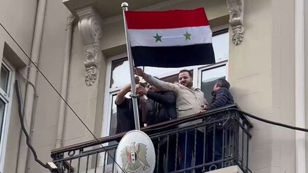 Görüntüler İstanbul'dan geldi! Suriyeliler konsolosluğa gidip, bayrak indirdi - haberler