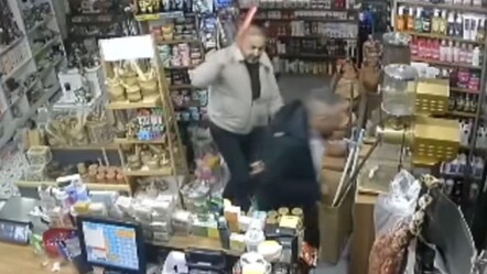 İstanbul'da aktardan parfüm çalan kişi beyzbol sopasıyla dayak yedi - gundem