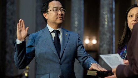 İncil'e el basarak yemin ettiler! ABD tarihinin ilk Koreli senatörü Andy Kim göreve başladı - dunya