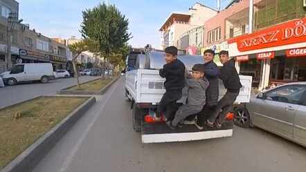 Yürekleri ağza getiren anlar kamerada! Kamyonetin arkasına asılan çocukların tehlikeli yolculuğu - gundem