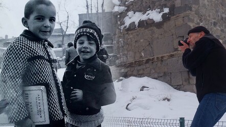 44 yıl sonra fotoğrafladığı çocuğa ulaştı! Erzurum'a Doğu Ekspresi ile gelen Fransız turist sonunda onları buldu - yasam