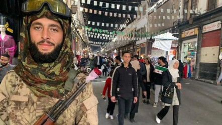 Suriye'de muhalif askerlerden vatandaşa anlamlı mesaj: Mermi yerine gül - dunya