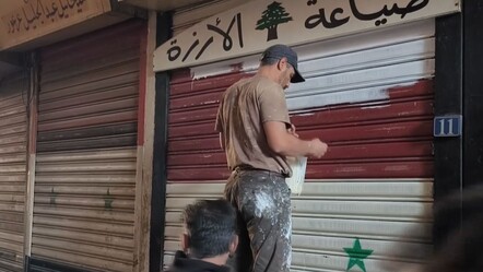 Suriyeliler eski bayraklarını kazıyor! Esad rejiminin izleri siliniyor - gundem