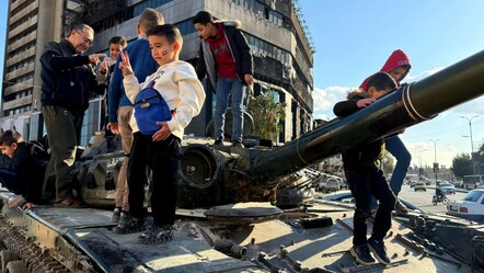 Esad'ın tankları çocuklara oyuncak oldu! Zafer pozu verdiler, içine girip oynadılar - gundem