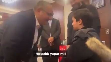 CHP'li Belediye Başkanı Mesut Özarslan'dan skandal diyalog! Küçücük çocuğa 'baban hırsız mı?' diye sorarak kahkahalar attı - haberler