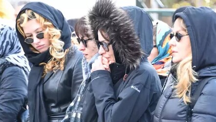 Ünlü oyuncu İpek Tuzcuoğlu'nun annesi hayatını kaybetti! Cenazede ayakta durmakta zorlandı - haberler