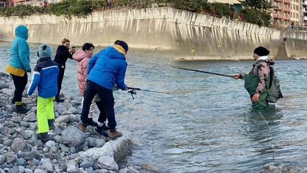 Fırtına somon kafesini parçaladı! Halk oltasını kapıp dereye akın etti - Gündem