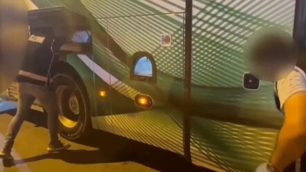 Adana'da polislerin durdurduğu yolcu otobüsünden 40 tane silah çıktı! - gundem