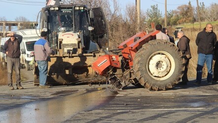 Çanakkale'de feci kaza: Traktör ikiye bölündü, yaralılar var - gundem