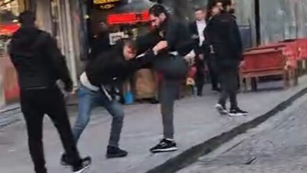 Sokak ortasında kavga! Yumruk ve sopalarla birbirlerine girdiler - gundem