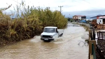 Antalya'da sağanak! Yollar göle döndü, tarım arazilerini su bastı - Güncel