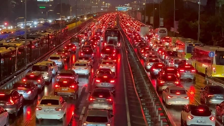 İstanbul'u sağanak vurdu! Trafik yoğunluğu zirveyi buldu, araçlar durma noktasına geldi - Gündem