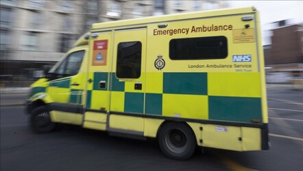 Londra'da seyir halindeki araç yayaların arasına daldı - haberler