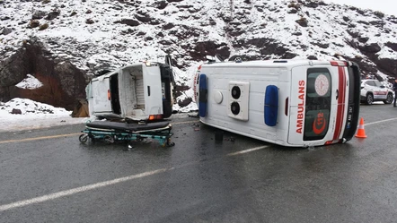 Malatya'da feci kaza! Hasta taşıyan ambulans kamyonet ile çarpıştı, yaralılar var - Gündem