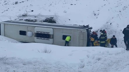 Erzincan'da yolcu otobüsü şarampole devrildi! Çok sayıda ambulans olay yerinde - Gündem