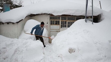 Kar yağışı tüm ili etkiledi! Bir ilçenin köy yolları ulaşıma kapandı - haberler