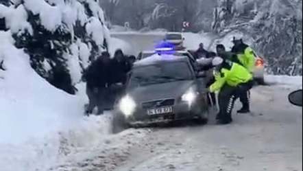 Kar sevinci yaşamak isterken yolda kaldılar! Macera arayan vatandaşları jandarma kurtardı - Gündem