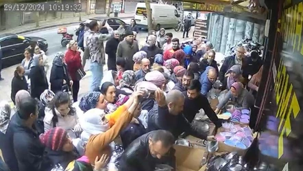 Bu da ucuz çiğ köfte leğeni izdihamı! Adeta birbirlerini ezdiler - Yaşam