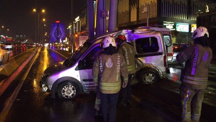 İstanbul Avcılar E-5 bağlantı yolunda trafik kazası: Araç köprü ayağına çarptı, yaralılar var - dunya
