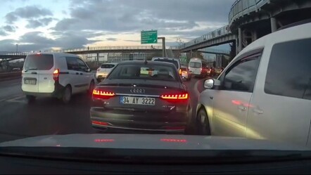 Maganda sürücü otoyolda dehşet saçtı! Emniyet şeridinde yol vermeyen araca defalarca çarptı - gundem