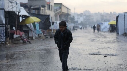 Gazze'de yılbaşı! Filistinlilerin soğukla mücadelesi yağmur altında devam ediyor - dunya