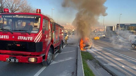 E-5’te seyir halindeki araçta kalorifer motoru yangını! Cayır cayır yanan araç kullanılamaz hale geldi - yasam