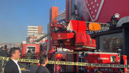 İstanbul'da yılın ilk yangını... Alevler mobilya mağazasından yükseldi! - ekonomi