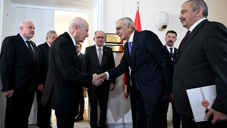 Ahmet Türk'ün Bahçeli'ye verdiği hediye şaşırttı: O detay dikkat çekti - Politika