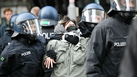 Alman polisi işgal rejimini protesto edenlere saldırdı - Dünya