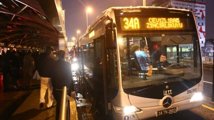 Metrobüste büyük panik! Bir şahıs havaya ateş açtı - Gündem