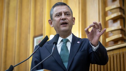 Özgür Özel'den emekli maaşına yapılan zamma tepki: Alınlarına kırmızı kartı çakacağız - haberler