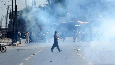 Pakistan'da hükümet binasına silahlı saldırı! Polis karakolunu yaktılar - Dünya