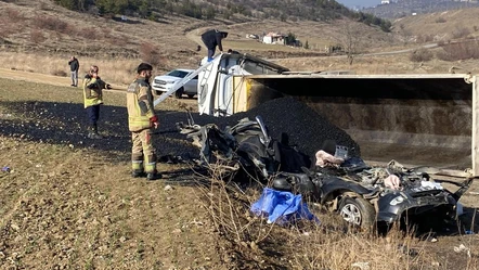 Ankara'da zift yüklü kamyon kamyonet ile çarpıştı! 3 belediye işçisi hayatını kaybetti - Gündem