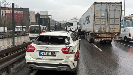 Beylikdüzü E-5'te kaza! Makaslayan tır yolu kapattı - Yaşam