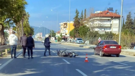 En acı tesadüf! Kaza yapan sürücünün kaskını çıkaran baba gözyaşlarına boğuldu - Gündem