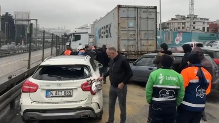 İstanbul'da makas atan tır, zincirleme kazaya neden oldu - Gündem