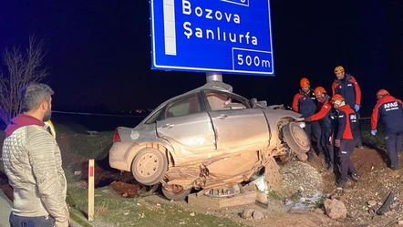 Trafik levhasına çarpan otomobil ikiye katlandı - Gündem