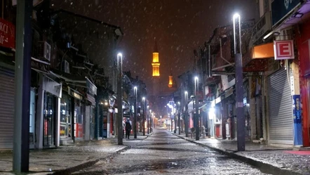 İstanbul'un yanı başı beyaza büründü! Edirne'ye lapa lapa kar yağdı - Yaşam