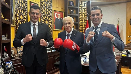 MHP lideri Bahçeli boks eldiveni giydi, böyle poz verdi - Gündem