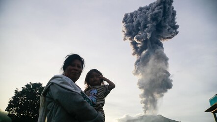 Ibu Yanardağı patladı! Alarm verildi, binlerce insan tahliye ediliyor - dunya