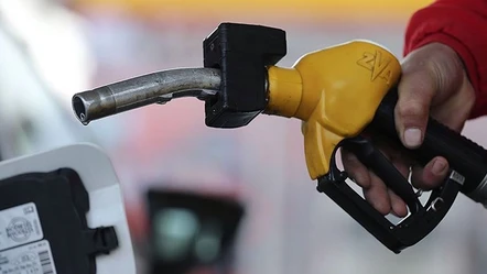 Motorine büyük zam! Litre fiyatı 50 liraya dayandı - Ekonomi