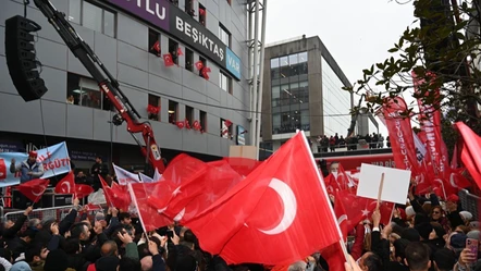 Beşiktaş Belediyesi önünde sıcak saatler! 'Büyük bir mücadeleyi başlatıyoruz' deyip dağıldılar - Gündem