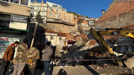 Üç katlı bina yerle bir oldu, facia kıl payı atlatıldı! Bina sahibinden 'kasıt' iddiası - Yaşam