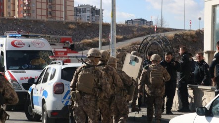 Kayseri'de sıcak saatleri! 7 yaşındaki oğlunu yaralayıp kendini eve kilitledi - Gündem