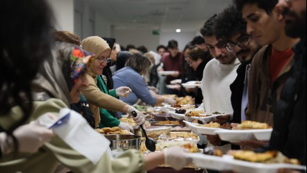 Final haftasında 50 çeşit yemek... Akademisyenler öğrencileri elleriyle doyurdu! Fırat Üniversitesi'nden örnek uygulama - Eğitim