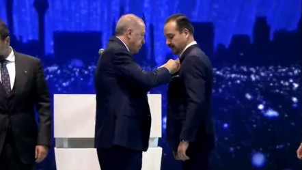 İyi Parti'den istifa eden Kürşad Zorlu resmen AK Parti'de! Rozetini Cumhurbaşkanı Erdoğan taktı - Gündem