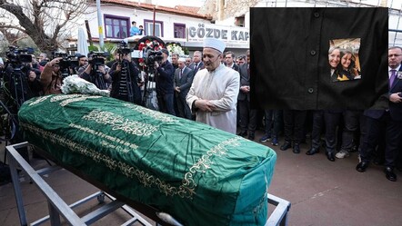 Anne ve 10 yaşındaki kızı son yolculuğuna uğurlandı! Cenazede yer alan ünlü oyuncu dikkat çekti - magazin